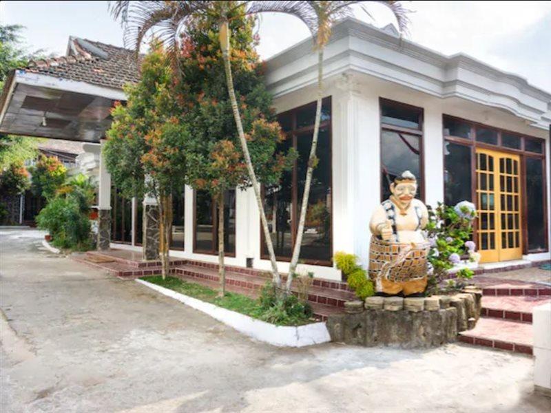 Готель Reddoorz At Pujon Malang Бату Екстер'єр фото