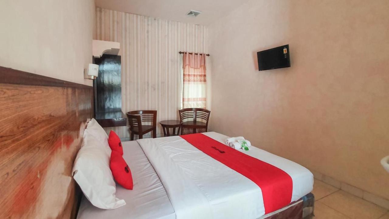 Готель Reddoorz At Pujon Malang Бату Екстер'єр фото