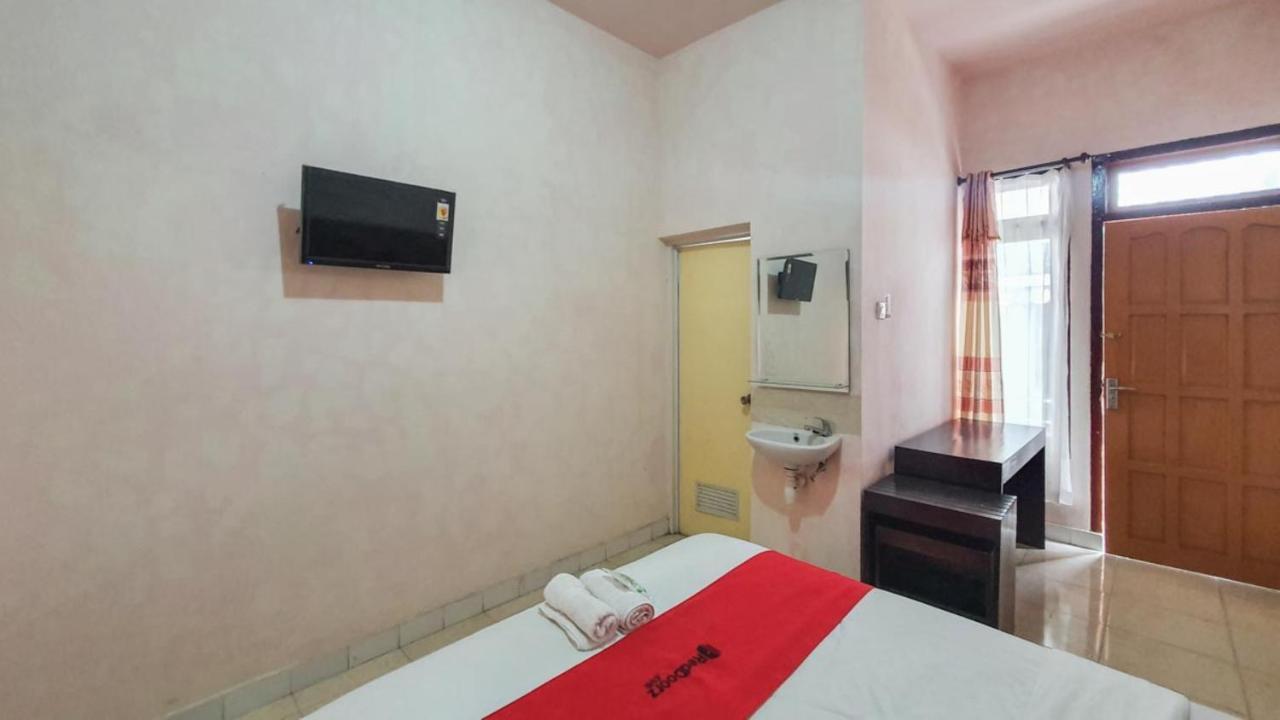 Готель Reddoorz At Pujon Malang Бату Екстер'єр фото
