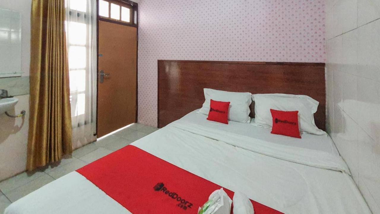 Готель Reddoorz At Pujon Malang Бату Екстер'єр фото