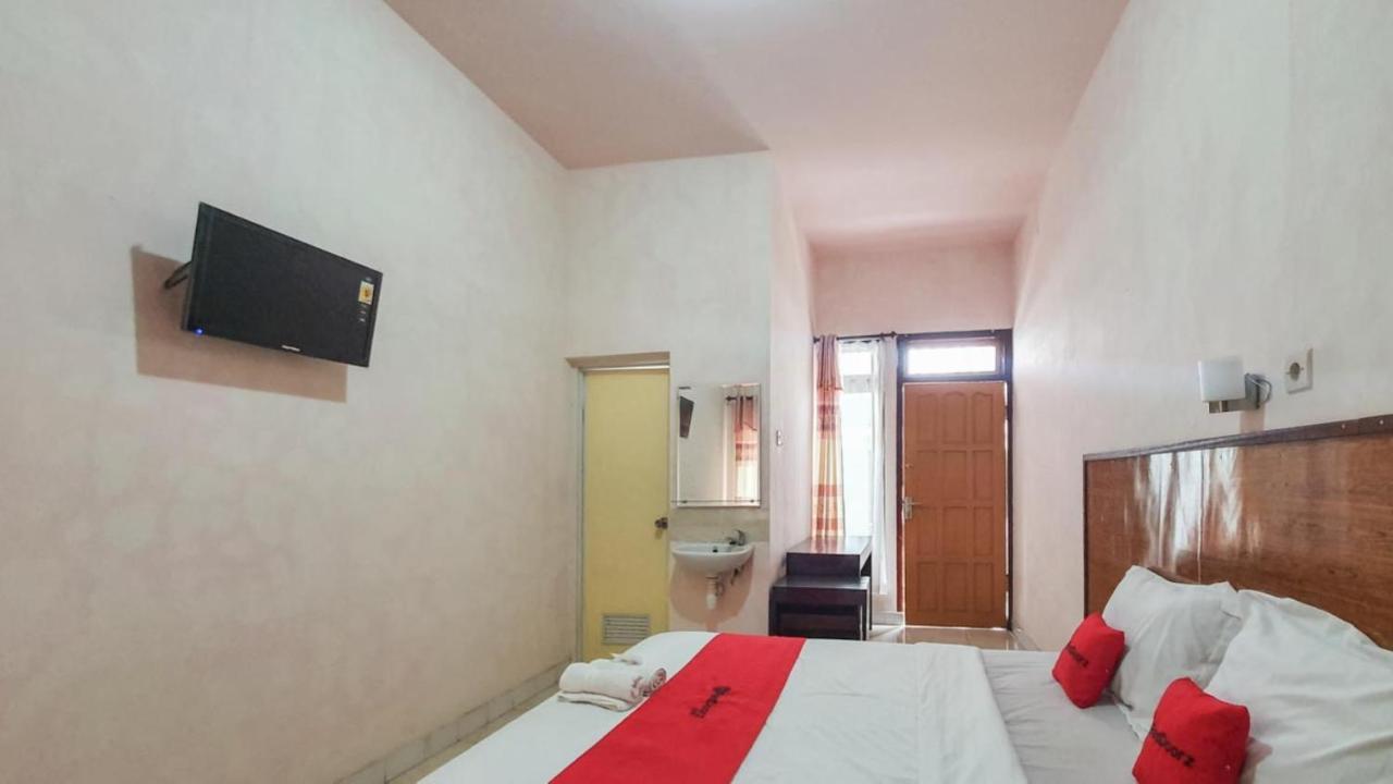 Готель Reddoorz At Pujon Malang Бату Екстер'єр фото