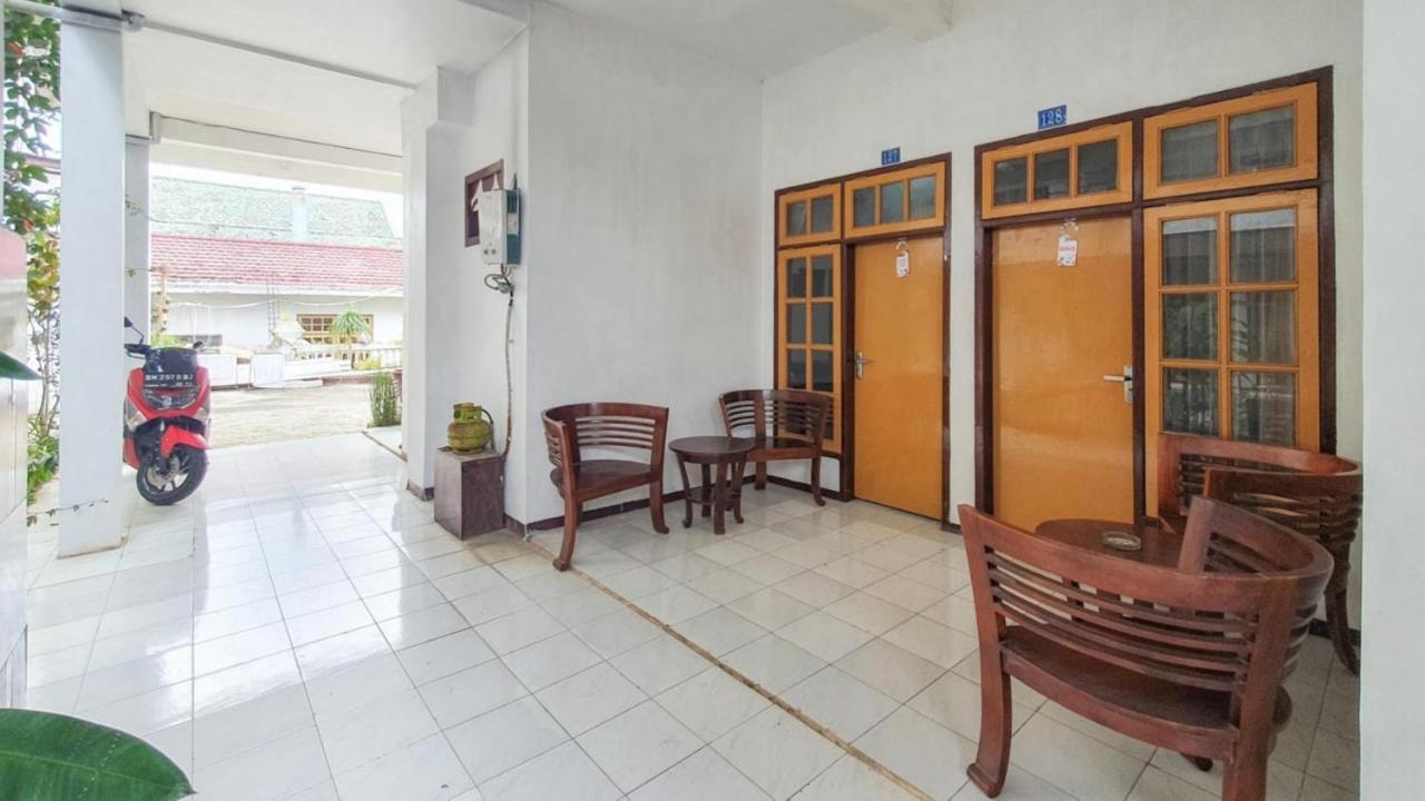 Готель Reddoorz At Pujon Malang Бату Екстер'єр фото