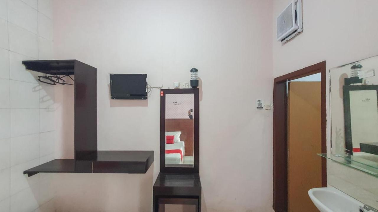 Готель Reddoorz At Pujon Malang Бату Екстер'єр фото