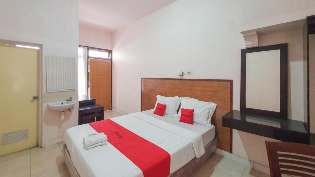 Готель Reddoorz At Pujon Malang Бату Екстер'єр фото