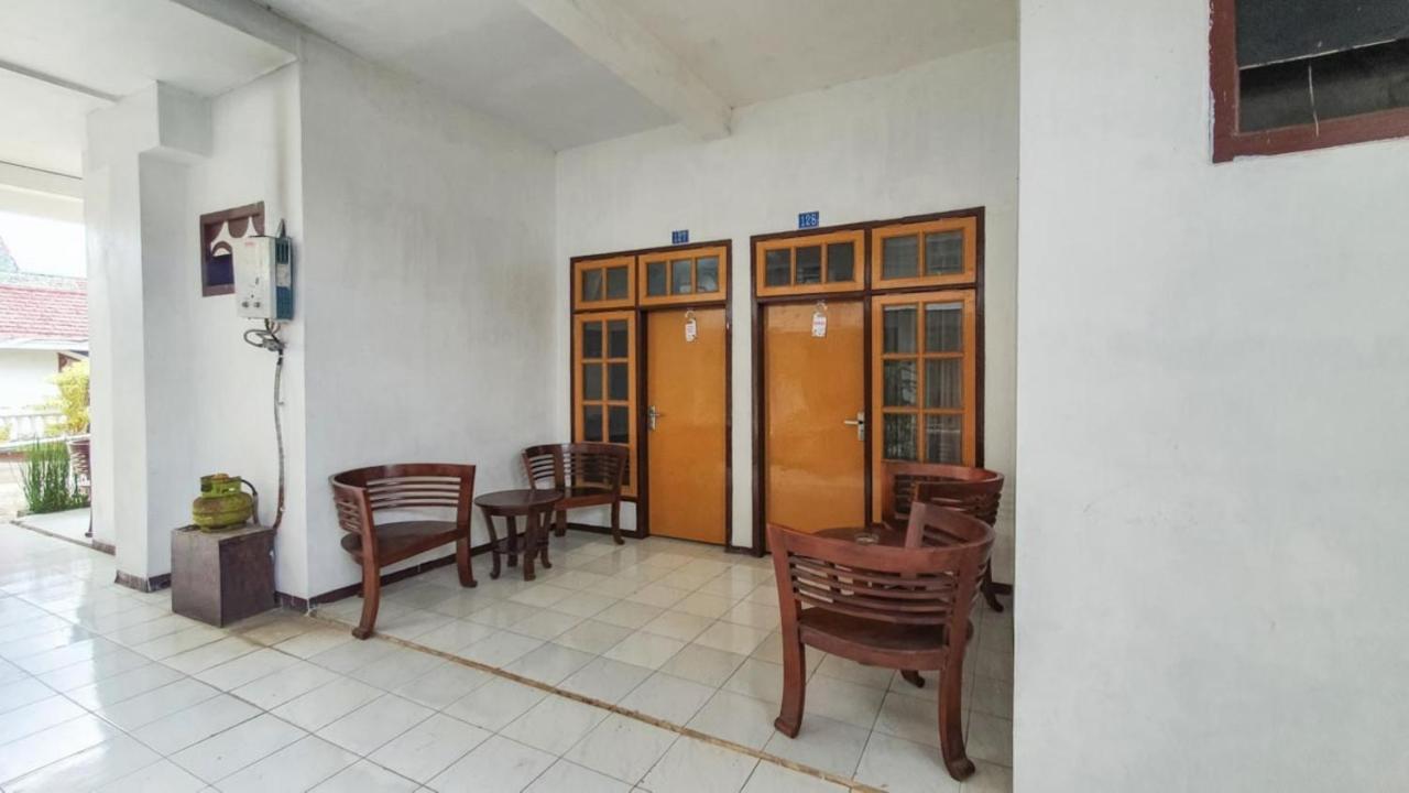 Готель Reddoorz At Pujon Malang Бату Екстер'єр фото