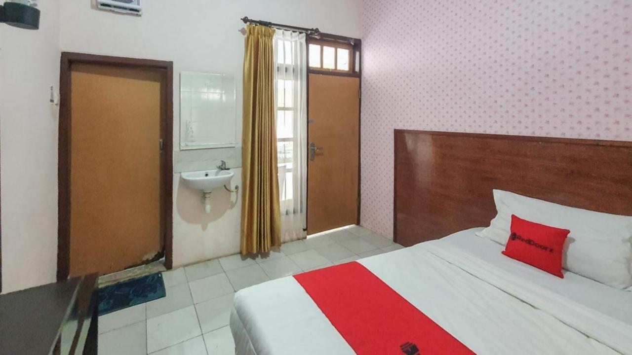 Готель Reddoorz At Pujon Malang Бату Екстер'єр фото