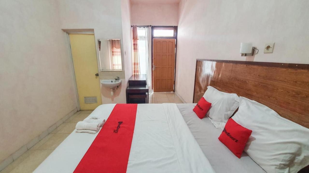 Готель Reddoorz At Pujon Malang Бату Екстер'єр фото