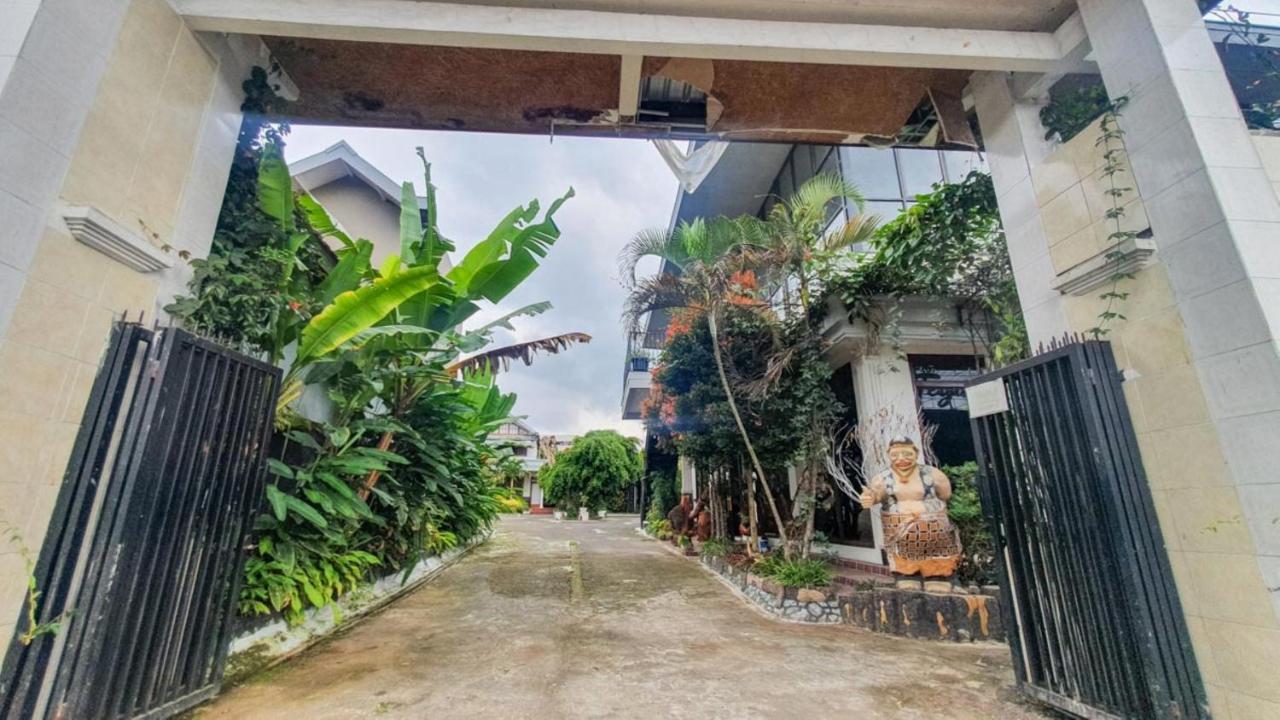Готель Reddoorz At Pujon Malang Бату Екстер'єр фото